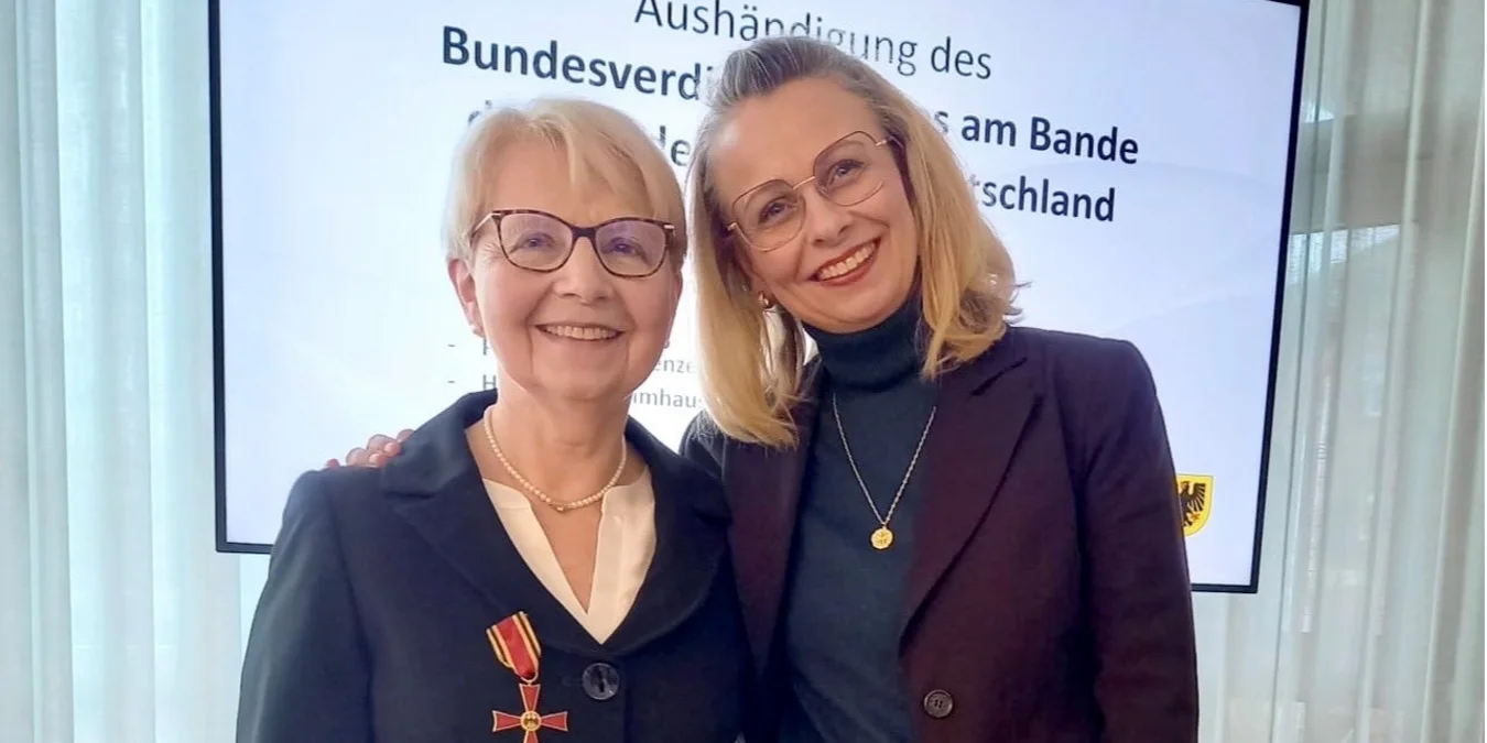 Barbara Menzebach (l.) und Christine Hard bei der Verleihung des Bundesverdienstkreuzes 